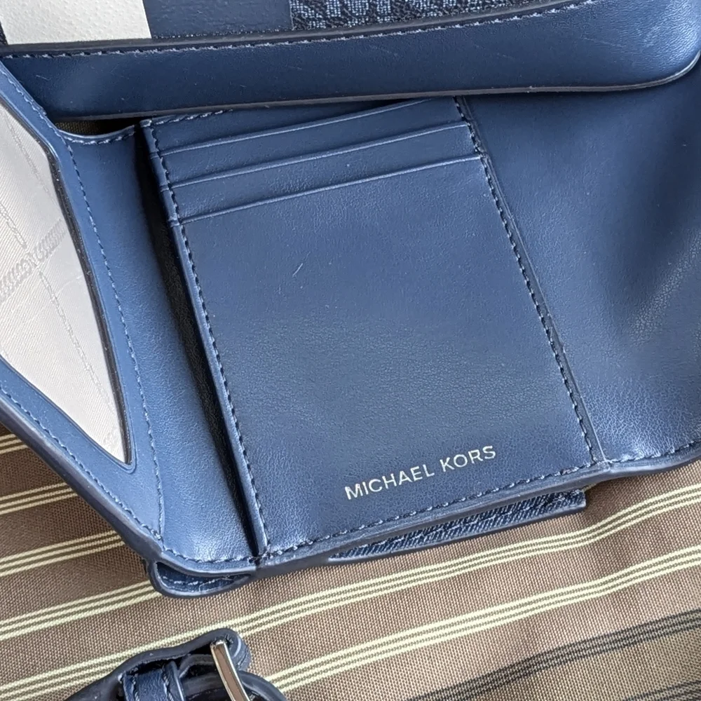 Michael Kors LIKE NEW Women’s Greenwich Envelope Trifold Navy small size wallet